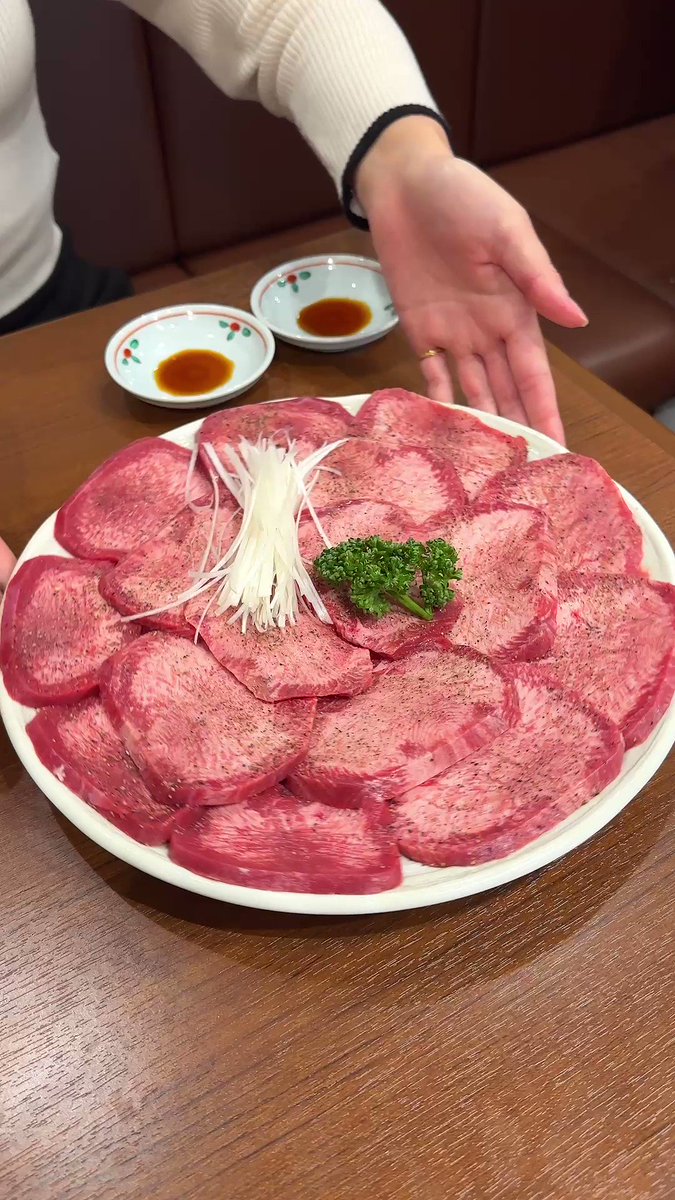 【たん清】 @東京：秋葉原駅から徒歩4分 旨味抜群な牛タンを食べられるお店。 厚切りカットした上タンはほどよい弾力と柔らかさで、思わず唸ってしまうほど美味！ ジューシーなタンにレモンを絞って食べれば至福のひと時を過ごせること間違いなし！ タン好きにとって楽園の様なお店🥩