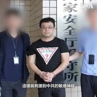 台商李孟居2019年底遭中国指控为“台谍”，前后服刑四年。他刑满后于7月24日飞抵日本东京，因中国不准他直接回台影响台湾选情。重返自由的李孟居告诉美国之音，不再畏惧中国的威吓，并已开设油管频道“自由的空气”对外发声，未来盼串连国际力量，声援类似遭遇的人质外交受害者。