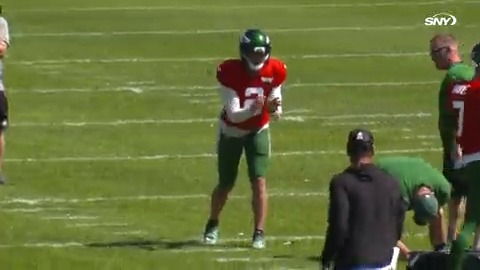 Great to see: #Jets Aaron Rodgers doing his best to help Zach Wilson by giving him pointers in between reps (🎥: Jets Videos)