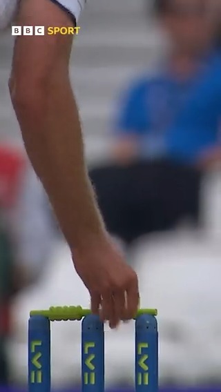 A 'Bail Mary' from @stuartbroad8 and it happened again! 🧙♂️ #BBCCricket #Ashes