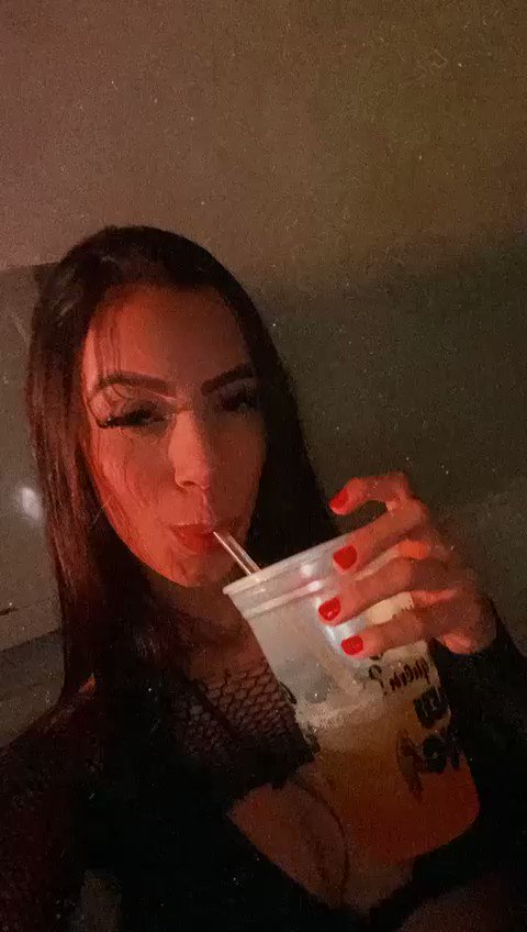 Curti muitos bailes no fim de semana e agora durante a semana quero subs pra lamber meus pezinhos doloridos de usar salto.Eles merecem né… DM aberta pra quem for bom na podolatria! Beijoss