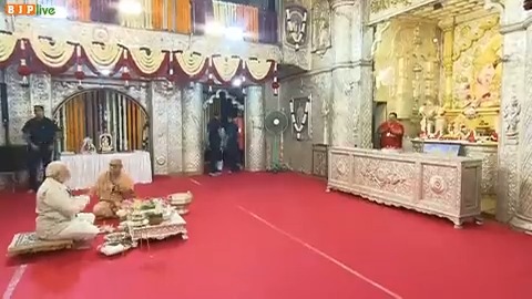 प्रधानमंत्री श्री Narendra Modi ने पुणे, महाराष्ट्र के प्रसिद्ध दगडूशेठ मंदिर में पूजा-अर्चना की।