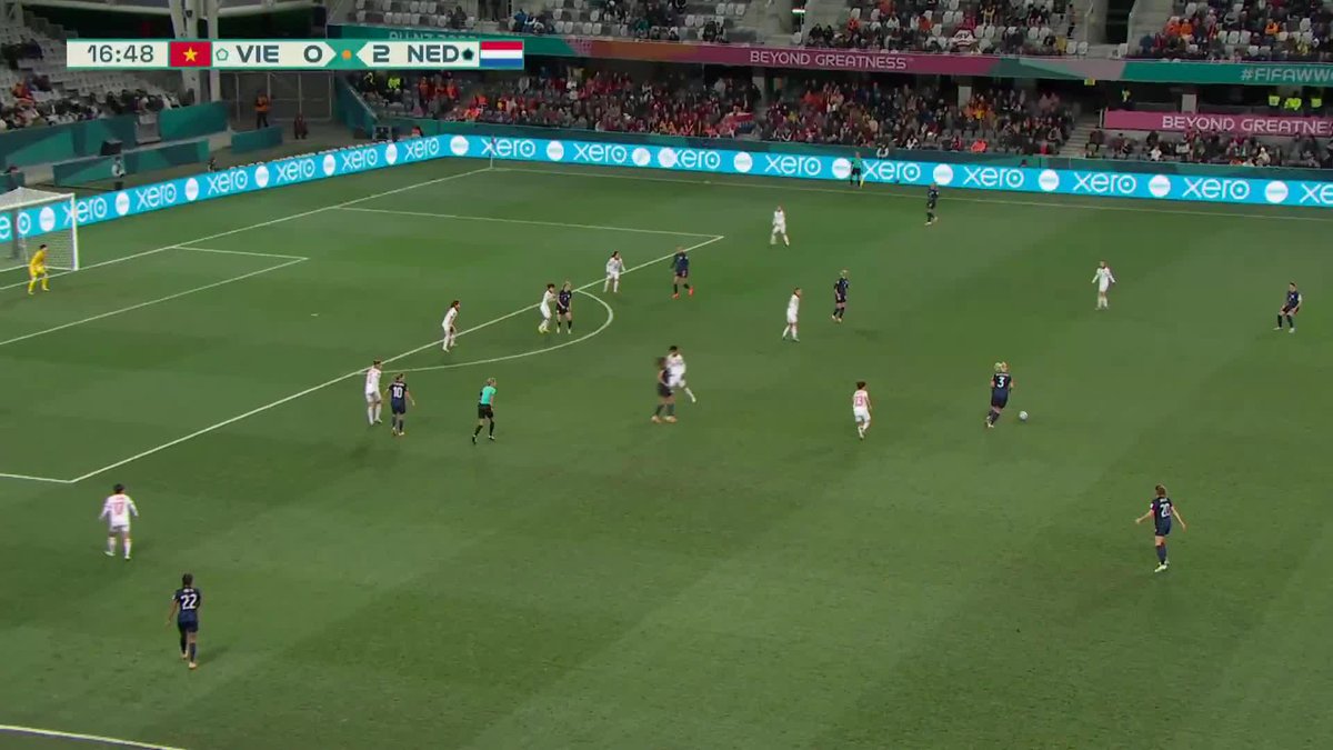 3-0. Wat een heerlijke uithaal van Esmee Brugts☄️ Oranje heeft de eindstand van Amerika - Vietnam nu al bereikt #VIENED #FIFAWWC