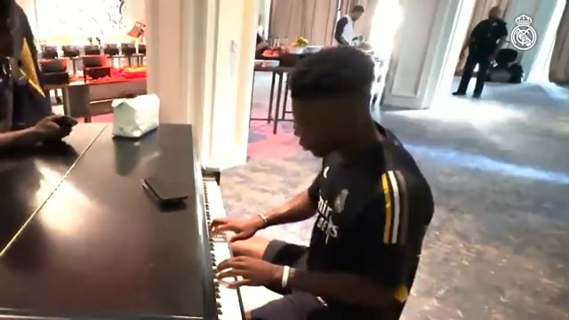 Récupérer des ballons, envoyer des missiles… et jouer du piano. Aurélien Tchouaméni sait tout faire ! 😂