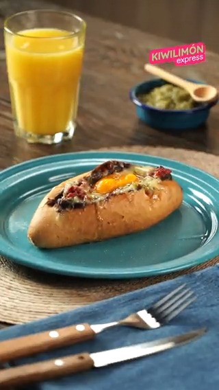 ¿No sabes qué desayunar? ¡En kiwilimón preparamos este bolillo relleno de huevo, chorizo, queso, frijoles y salsa! #kiwilimon #recetas 🍳🥖 Receta ➡️