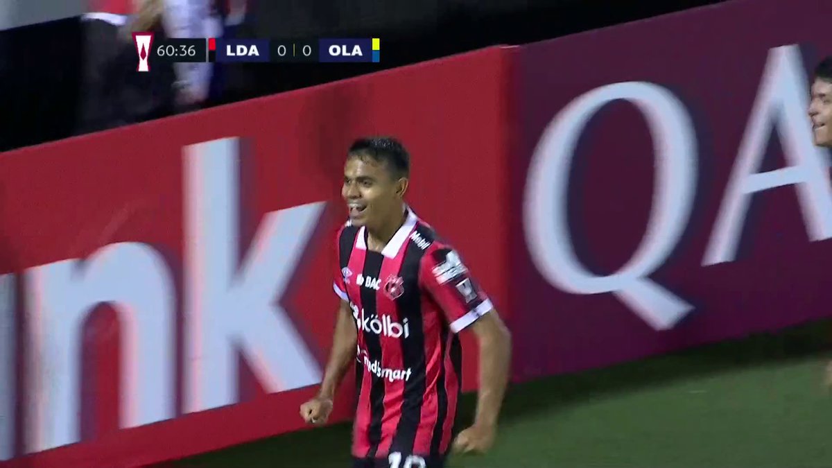 ⚽️ ¡Gol de Alajuelense! 🔴⚫ Aarón Suárez no perdona y convierte el 1-0 para los locales. | #CopaCentroamericana