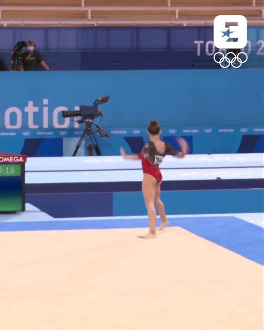 Ci sei arrivata dritta al cuore: siamo incantati! 💚🤍❤️ L'esercizio che è valso a Vanessa Ferrari l'argento nella finale del corpo libero sulle note di "Con te partirò" 😍💙🥈 #Olimpiadi #1YearToDream #Homeftheolympics