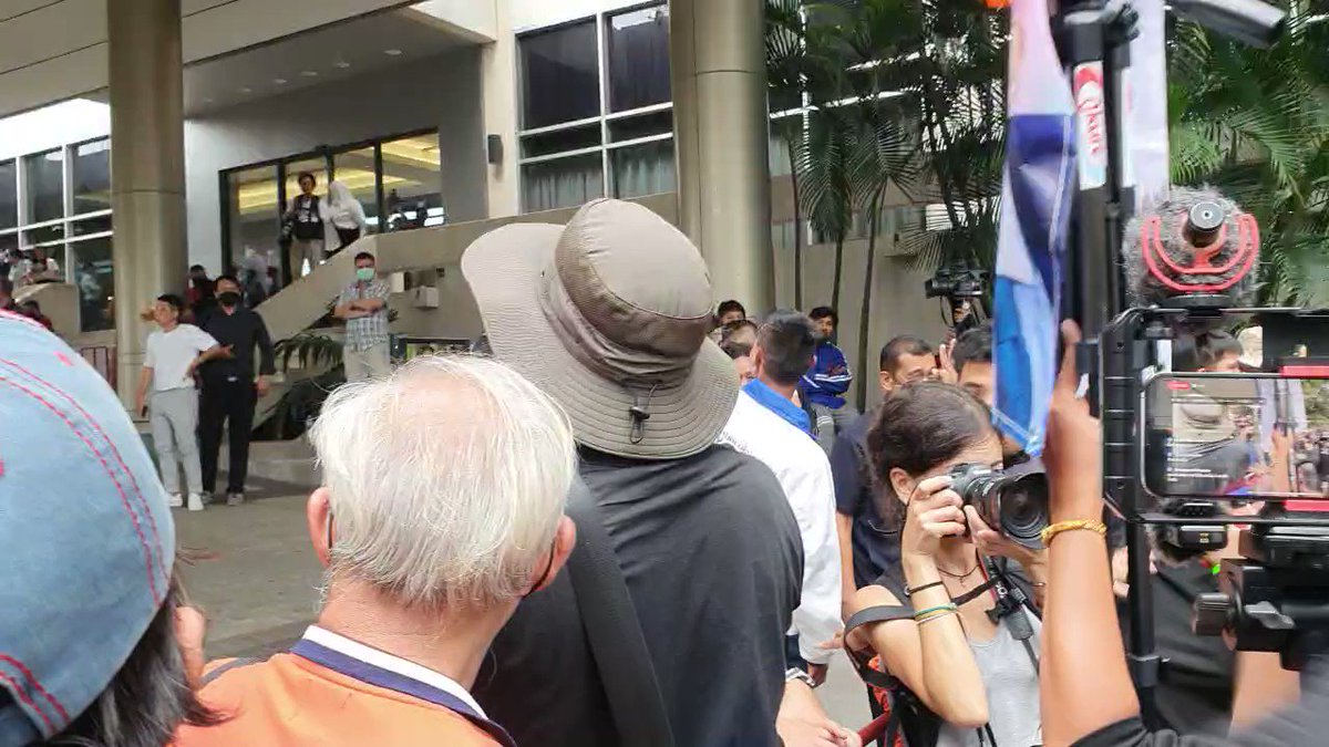 ผู้ชุมนุมตะโกนถามหน้าพรรคเพื่อไทย "ประชาชนตาสว่างแล้วหรือยัง?" หลังเห็นการกระทำของเพื่อไทย #TheModernistTH #ม็อบ2สิงหา66 #เพื่อไทย #ก้าวไกล #โหวตนายก #ตั้งรัฐบาล2566