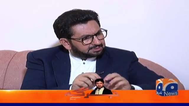 سعودی شہزادہ محمد بن سلمان کی طرف سے عمران خان کو تحفے میں دی جانے والی خانہ کعبہ کی تصویر والی سونے کی گھڑی سلیم صافی کے ہاتھ پر Saleem Safi Umar Farooq Zahoor
