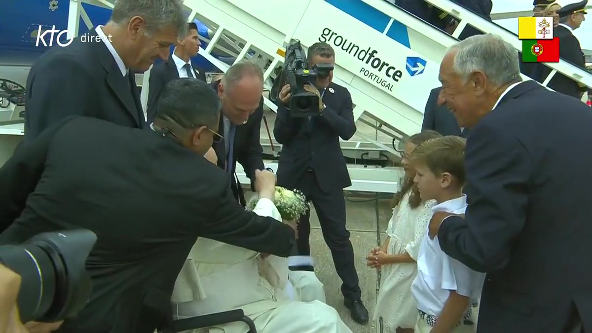 🔴Le Pape François est accueilli au #Portugal par Marcelo Rebelo de Sousa, président de la République portugaise. #PapeAuPortugal #Lisbonne2023 #JMJ2023 👉 À suivre en direct sur KTO et