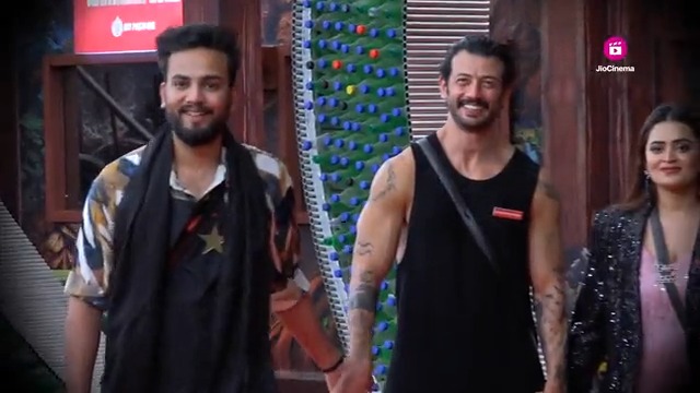 When emotions speak louder than words! Elvish aur unke dad ka hua reunion in the #BBOTT2 house. Watch this episode of #BiggBossOTT2 tonight at 9pm. Streaming free on #JioCinema. #BBOTT2onJioCinema Salman Khan Elvish Yadav #ElvishYadav