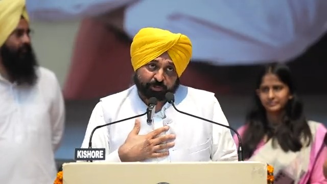 ਅਗਲੇ ਫੇਜ਼ ‘ਚ ਅਸੀਂ ਵੱਡੇ ਪਿੰਡਾਂ ਨੂੰ ਸਾਫ਼ ਸਫਾਈ ਤੇ ਹੋਰ ਖੇਤੀਬਾੜੀ ਦੇ ਕੰਮਾਂ ਲਈ ਟਰੈਕਟਰ ਦੇਵਾਂਗੇ…ਨਾਲ ਹੀ ਹਲ਼ ਤਵੀਆਂ ਤੇ ਹੋਰ ਵੀ ਸਮਾਨ ਲੋੜ ਮੁਤਾਬਕ ਪਿੰਡਾਂ ਨੂੰ ਦਿੱਤਾ ਜਾਵੇਗਾ..