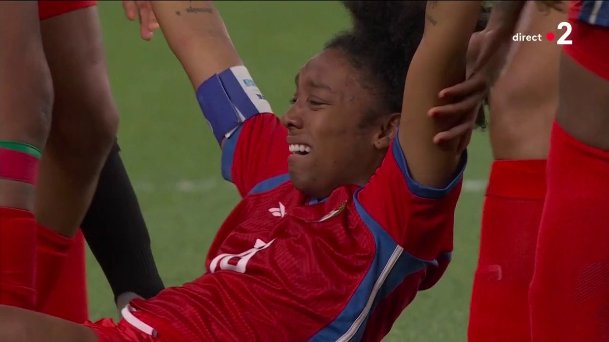 QUEL COUP FRANC INCROYABLE ! 😱 Le Panama inscrit face au Bleues le premier but de son histoire en Coupe du monde féminine. 🎥 francetvsport