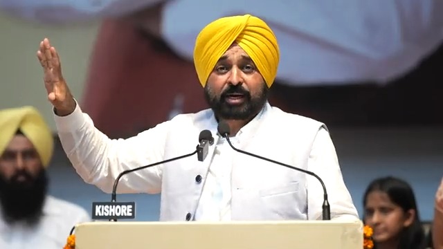 ਸੜਕਾਂ ‘ਤੇ ਹੁੰਦੇ ਐਕਸੀਡੈਂਟ ਦੌਰਾਨ ਮੌਤਾਂ ਦੀ ਗਿਣਤੀ ਘਟਾਉਣ ਲਈ ‘ਸੜਕ ਸੁਰੱਖਿਆ ਫੋਰਸ’ ਬਣਾ ਰਹੇ ਹਾਂ…ਫੋਰਸ ਨੂੰ ਨਵੀਂਆਂ ਗੱਡੀਆਂ ਦਿੱਤੀਆਂ ਜਾਣਗੀਆਂ ਤੇ ਹਰ 30 KM ‘ਤੇ ਤੁਹਾਨੂੰ ਇੱਕ ਗੱਡੀ ਖੜ੍ਹੀ ਮਿਲੂਗੀ… ਇਹ ਫੋਰਸ ਬਣਾਉਣ ਵਾਲਾ ਪੰਜਾਬ ਦੇਸ਼ ਦਾ ਪਹਿਲਾ ਸੂਬਾ ਹੈ..