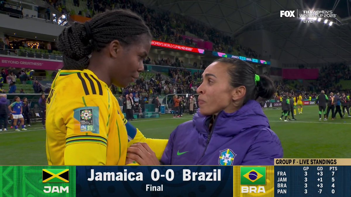 Marta and Bunny Shaw share a moment after the match ❤️