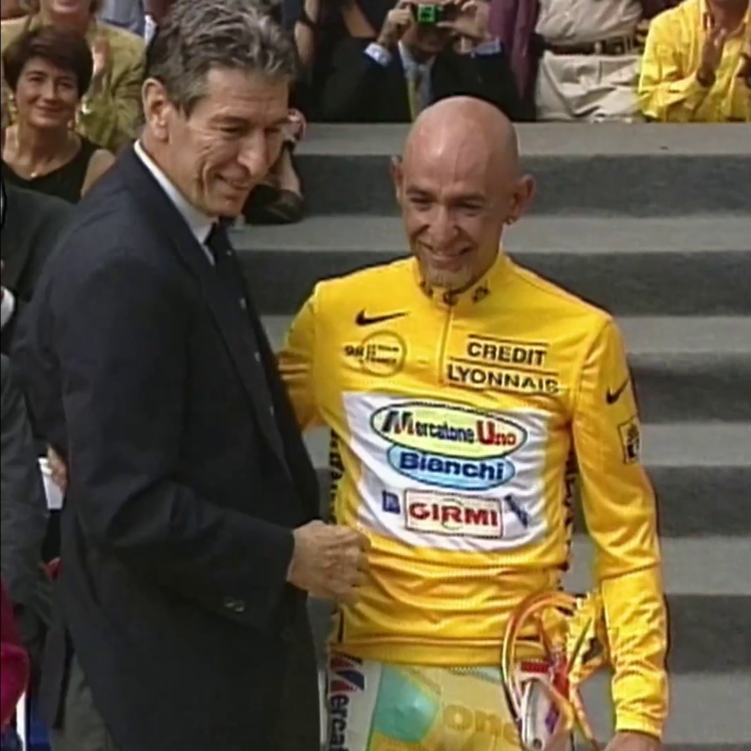 25 anni fa, il 2 agosto 1998, Marco Pantani vinceva il Tour de France, premiato da Felice Gimondi 🇮🇹🏆 Quel Pirata col pizzetto giallo è sempre con noi 💛🏴☠️ #TourdeFrance #Pantani #EurosportCICLISMO