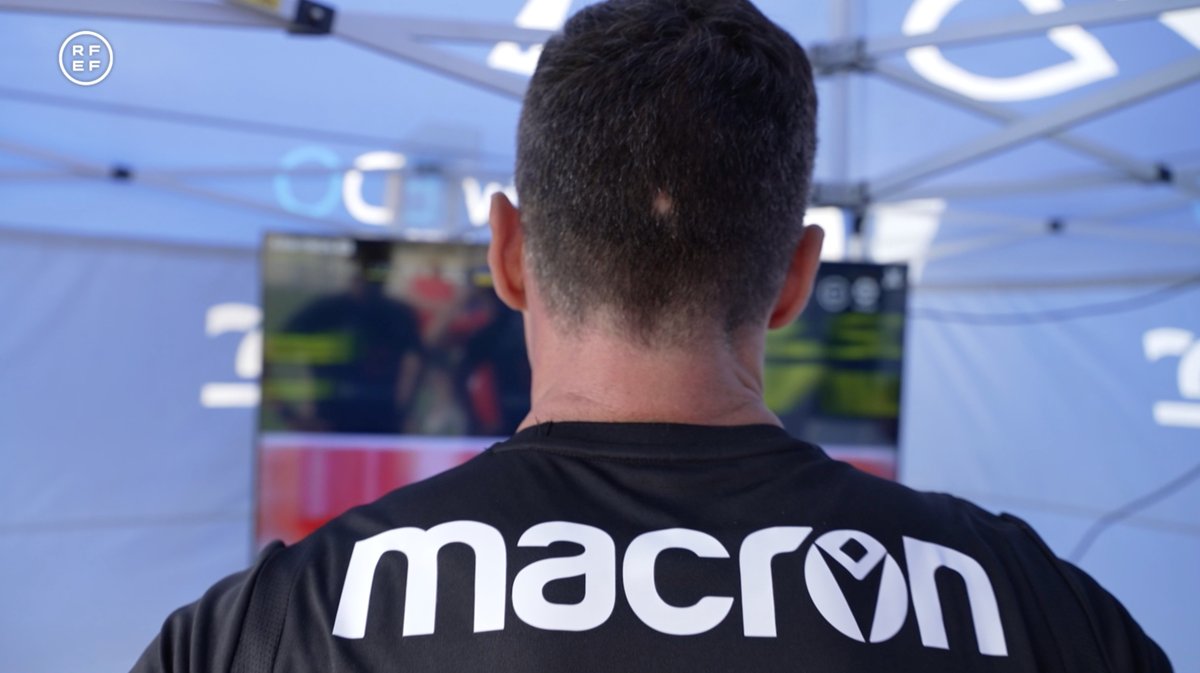 🤔 ¿Tendrías la cabeza fresca después un ejercicio de alta intensidad? 🏃🏻‍♂️💨 Pues nuestros árbitros también ensayan la toma de decisiones tras carreras a esprint. En el mundo del #ArbitrajeRFEF nada es casualidad. 😉 Cada aspecto del juego tiene un trabajo específico detrás.