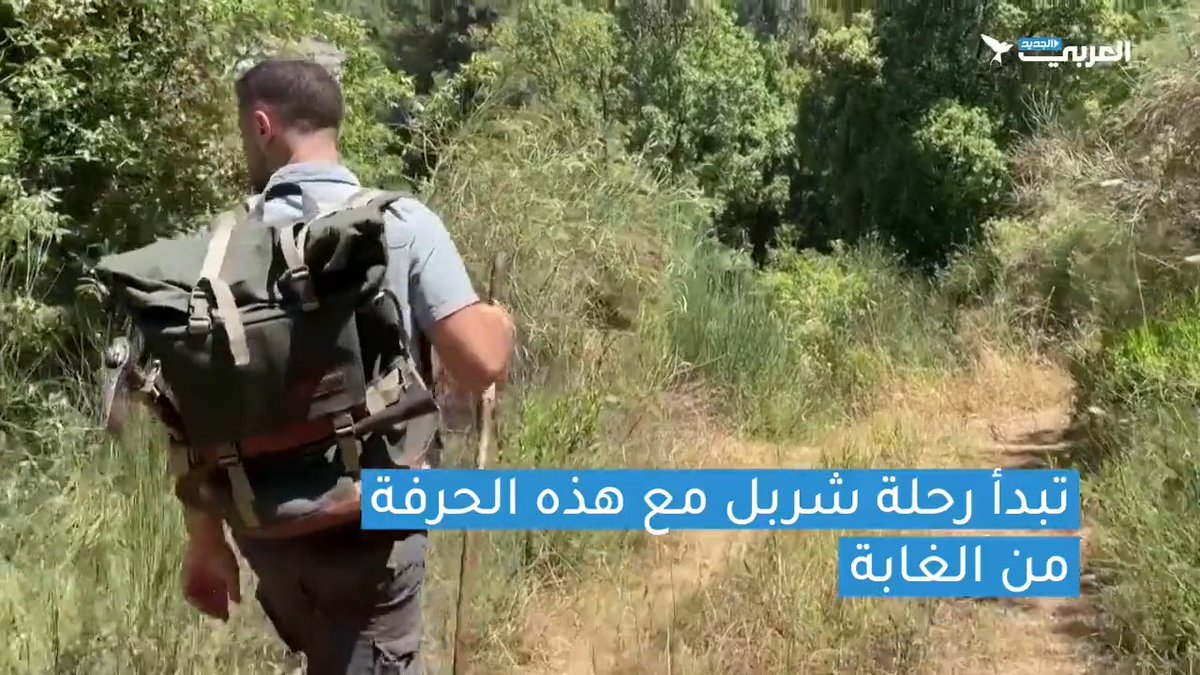 شربل عازار.. معلم فلسفة لبناني يهوى صناعة عصي المشي