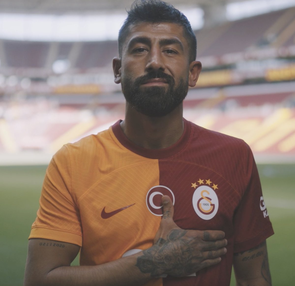 Salı gecesi İstanbul'a bir adam indi... Elinde bir bavul, içinde parçalı bir forma... 🧳