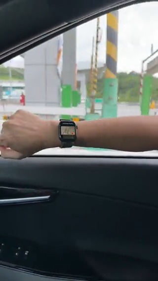 Pembayaran tol di lebuh raya Mex menggunakan Apple Pay menerusi Apple Watch 👍 Ihsan: SoyaCincau