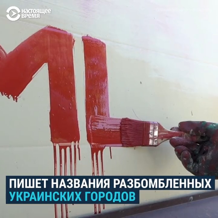 Предприниматель из Ленобласти Дмитрий Скурихин регулярно вывешивал на своем магазине плакаты с лозунгами против войны. Сегодня его приговорили к полутора годам колонии: Год назад мы с ним поговорили о его позиции и протесте: