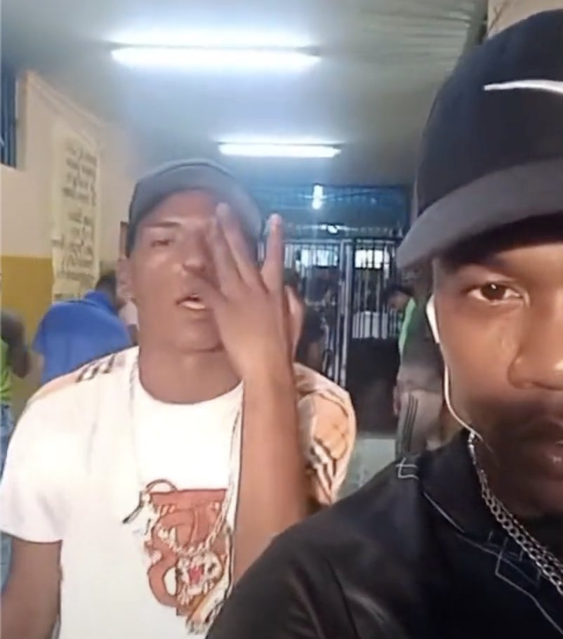 Activos en Tiktok 🐯 Desde la Penitenciaría, con buenos celulares e internet, miembros de "Los Tiguerones" hacen LIVES en Tiktok y dicen que están más activos que nunca. Policía Ecuador