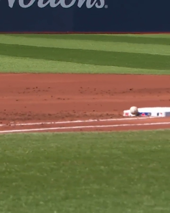 The base giving Vladdy an assist on this one. 😅 (🎥: Cut4)
