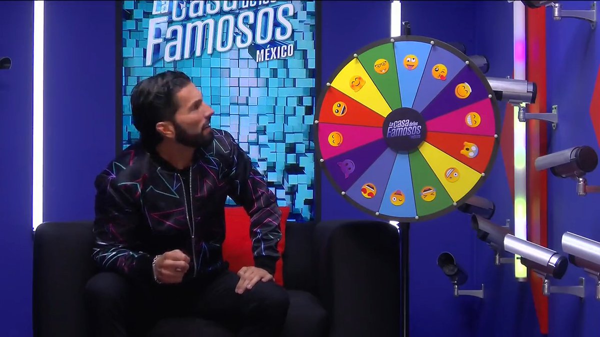 A Poncho De Nigris le tocó ser trolleado esta noche con una ruleta sorpresa 😂 Revive gratis las galas de #LaCasaDeLosFamososMx a través de ViX 🧡 👉