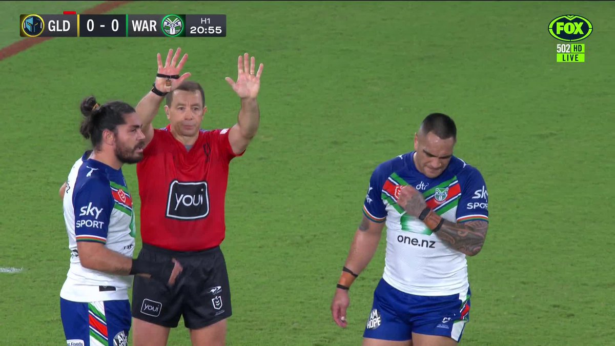 Absolute CHAOS. Marata Niukore has now been sin binned! 📺 Watch #NRLTitansWarriors on ch.502 or stream on Kayo: ✍️ BLOG 🔢 MATCH CENTRE