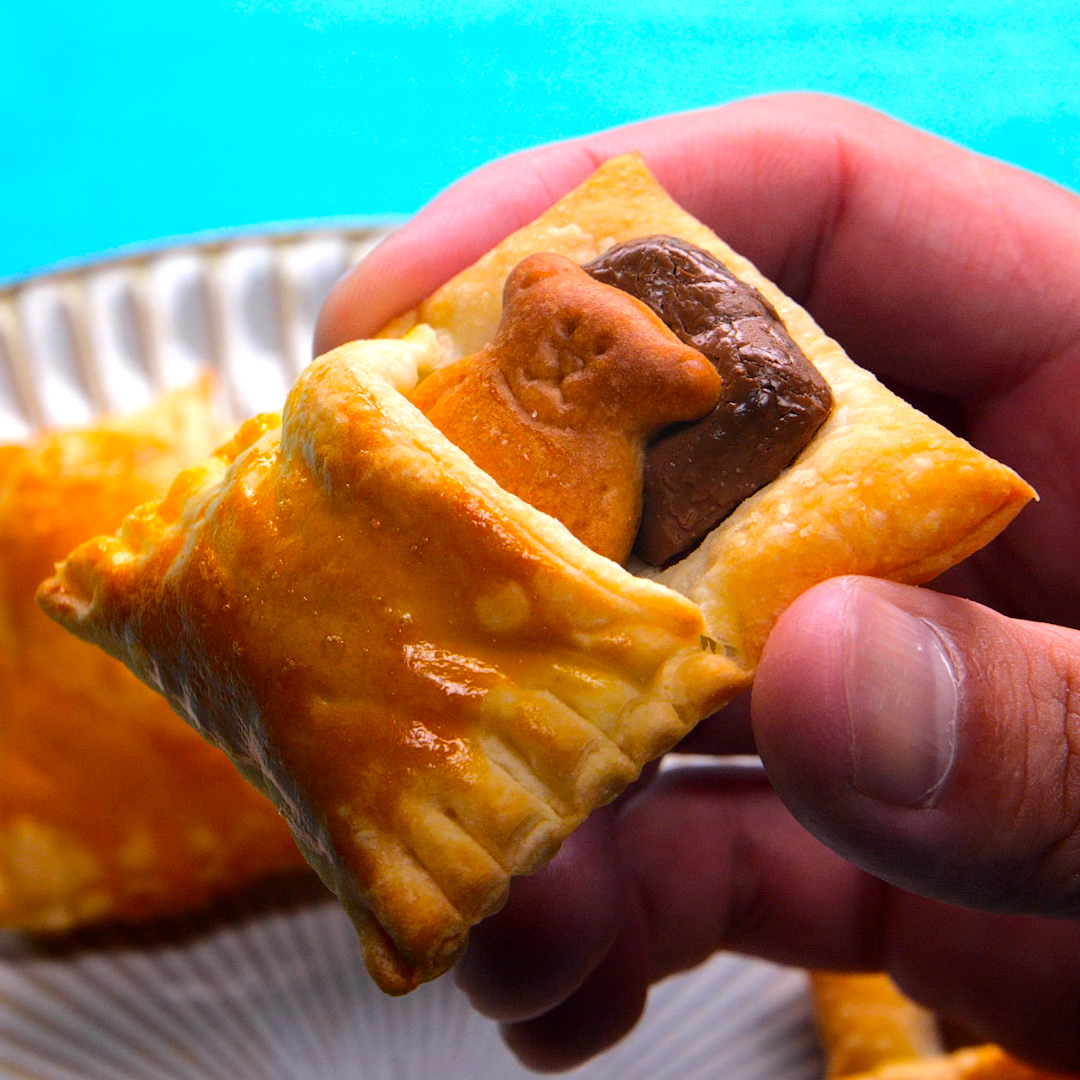 【寝てる？起きてる？】布団に入っているクマがかわいすぎる🐻💕 / Sleeping Bear Chocolate Pastry