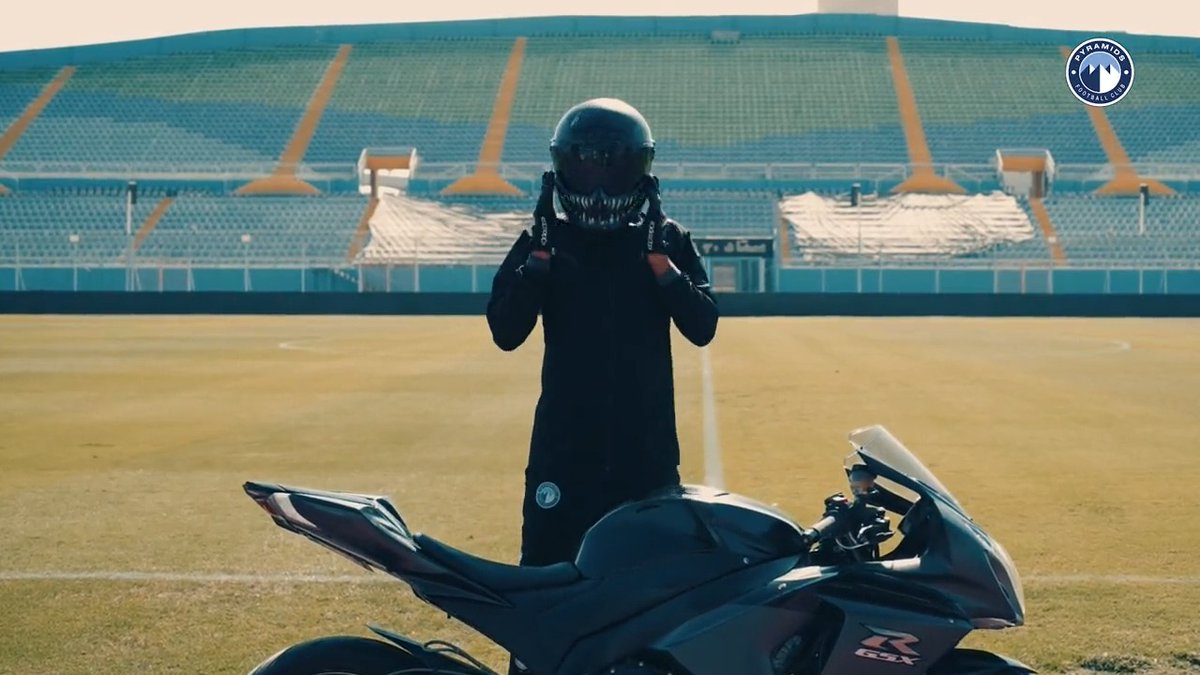 سرعة، قوة، ويصل بكل الطرق إلى المرمى 🏍️⚽️ مرحبا بك في #بيراميدز، يوسف أسامة نبيه 👋 #YoussefXPyramids @yousseffosama14