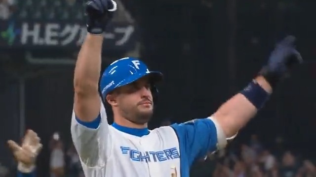 代打で決めた‼サヨナラ勝ち🔥🔥🔥 #マルティネス #新時代 #lovefighters 🎯射的!わたあめ!超縁日🏮 👉