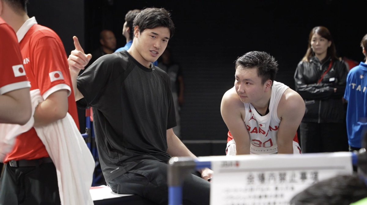 試合に敗れた後、渡邊雄太からのアドバイスを真剣な表情で聞く富永啓生。 Yuta Watanabe (マネージャー管理) 富永 啓生/ keisei tominaga #AkatsukiJapan #日本一丸