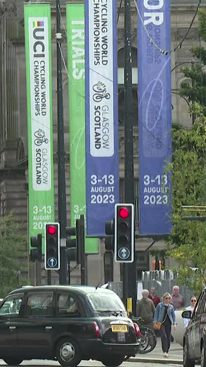 Day two of the UCI World Cycling Championships in Glasgow has been labelled 'shambolic', after the city stood still in gridlocked traffic and local businesses were left empty.