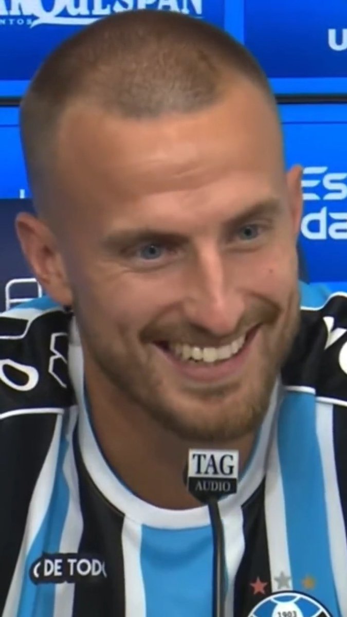 MALUCO E REFINADO! 🤪🤵🏻‍♂️ Rodrigo Ely explicou que tem momento para tudo dentro do campo. #ReforçoTricolor