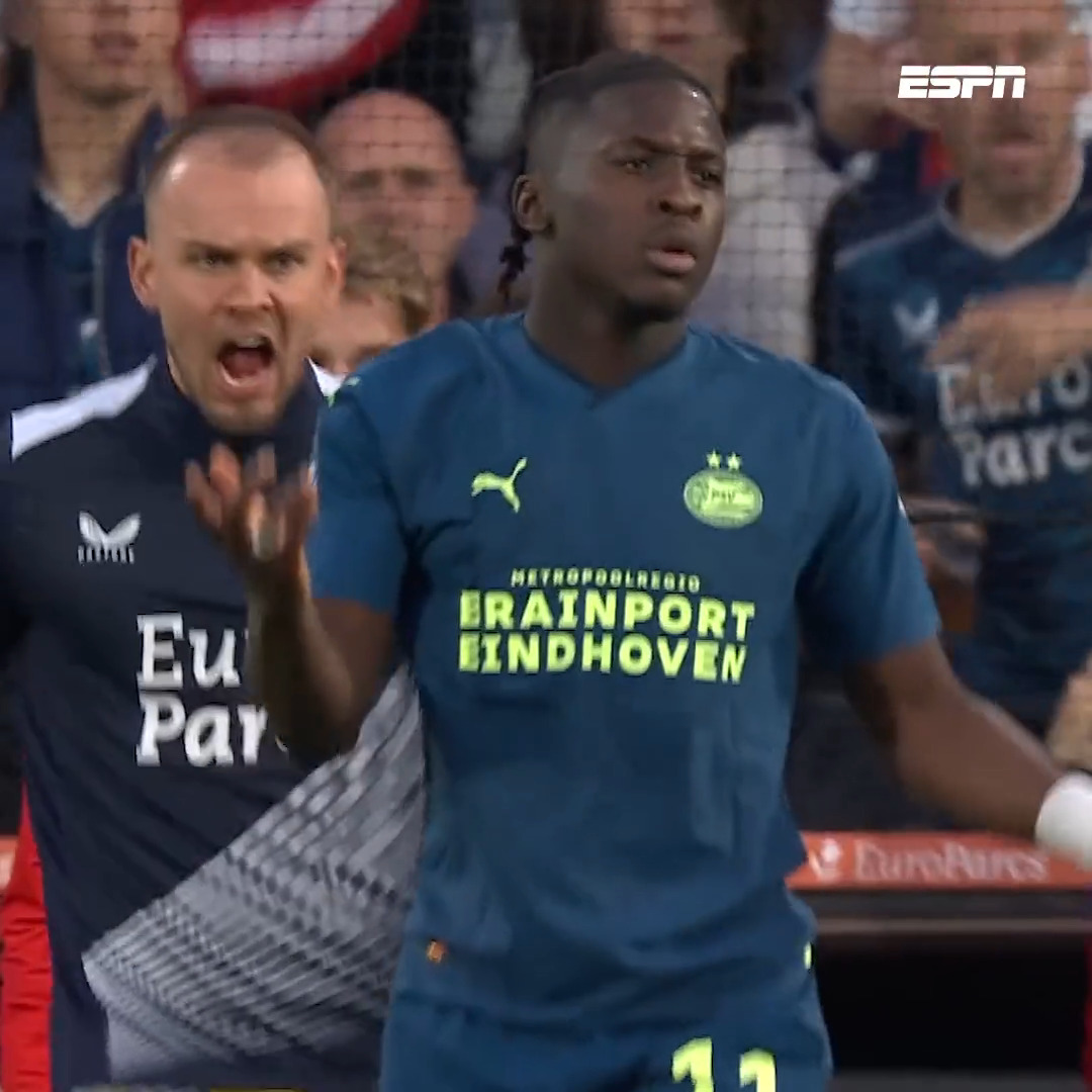 🟨 Voorbeeld van de nieuwe regel: Timon Wellenreuther komt het veld op en krijgt gelijk geel. #feypsv