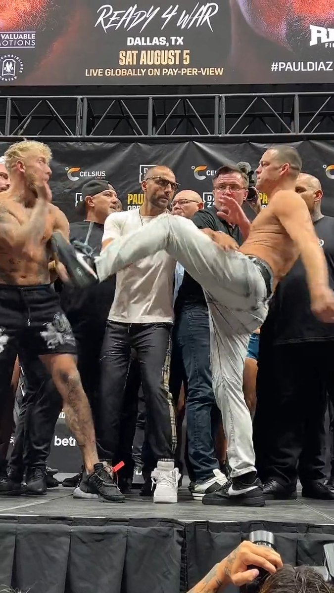 Chael Sonnen oversees the final faceoff between Jake Paul and Nate Diaz 👀 #PaulDiaz