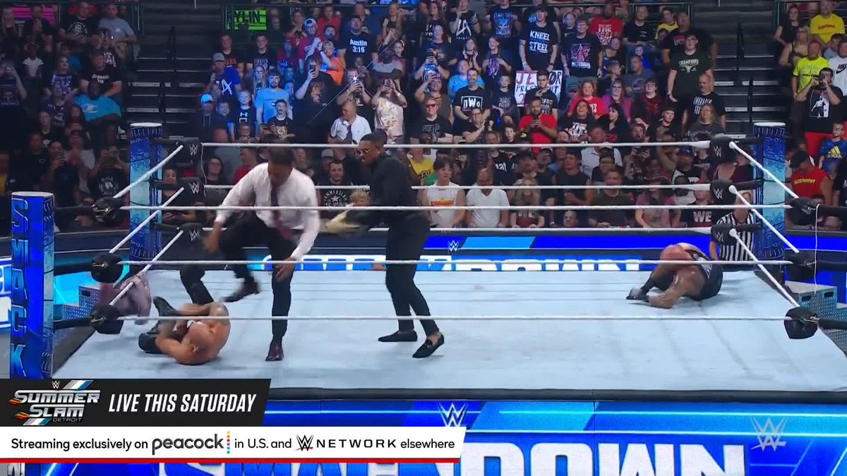 Is that... The #StreetProfits??? What is going on?? 🫢 Angelo Dawkins 𝕂𝕚𝕟𝕘 𝕋𝕖𝕫 #SmackDown