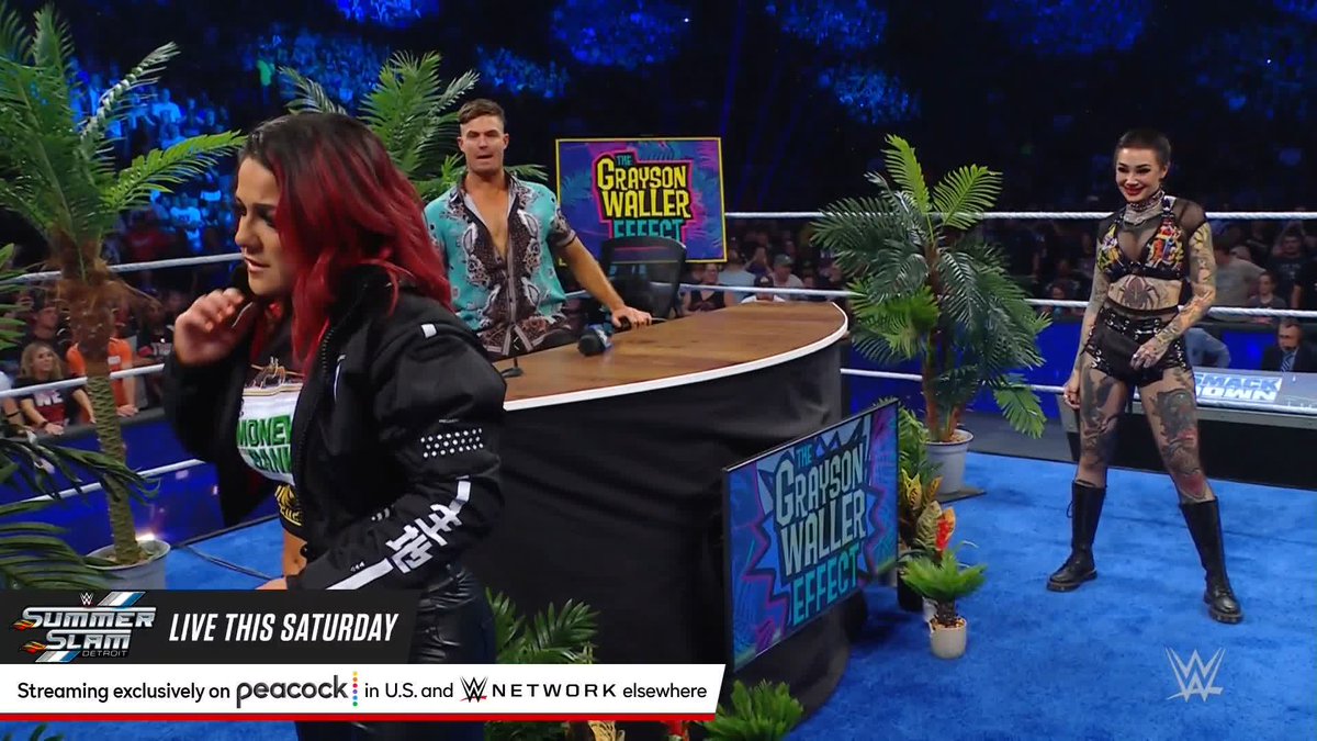 YES! Jesus alfaro is back AND SHE BROUGHT CLIPPERS! 😱✂️ Run, Bayley! RUN!! #GWEffect #SmackDown
