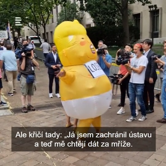 🇺🇸 I takto může vypadat reportáž zahraničního zpravodaje ve Spojených státech, Pavel Novák. Před justiční palác ve Washingtonu přišli jak Trumpovi příznivci, tak odpůrci. Trump stanul před soudem za pokus o zmaření voleb a spiknutí proti americkým voličům.