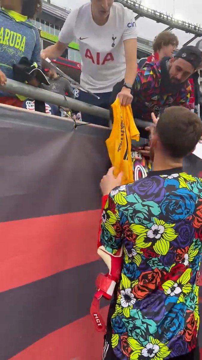 🫡 Matt Turner refusing to sign a Tottenham shirt ahead of his move to Arsenal last year. Proper Gooner