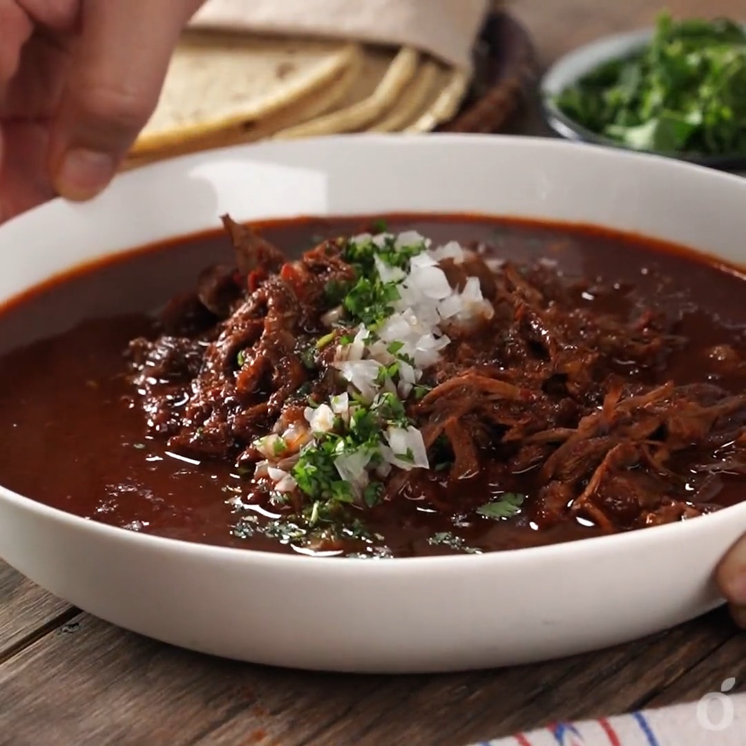 Aprende a preparar una de las recetas de comida típica mexicana más famosas de todos los tiempos: ¡la birria! #kiwilimon #recetas 🥘🌶️ Receta ➡️