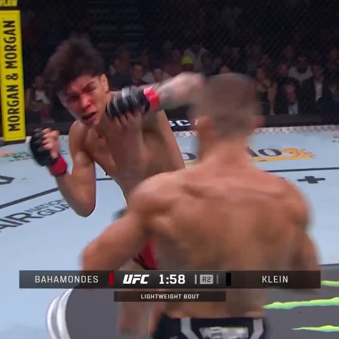Nacho encontrando su ritmo de pie en el 2o #UFCNashville