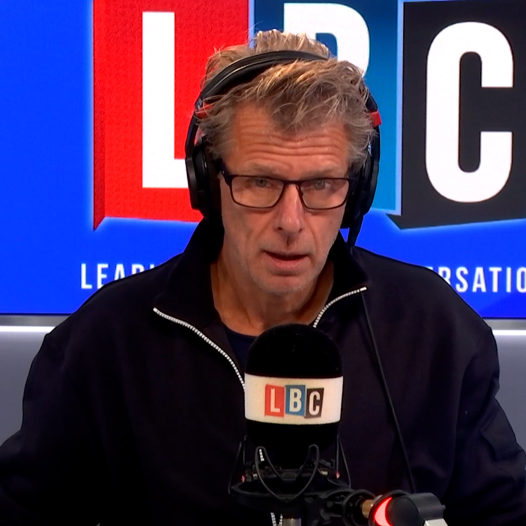 'Can you just name the person that you claim in your article is stopping people being deported to Rwanda, who is a mate of Keir Starmer?' @AndrewCastle63 is baffled by Robert Jenrick's refusal to name the Labour adviser who is allegedly working to prevent the Rwanda policy.