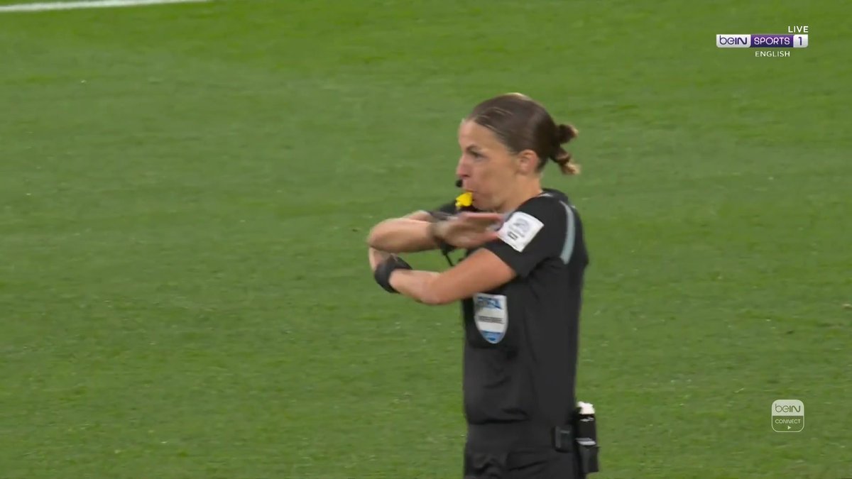 𝐕𝐀𝐑 𝐃𝐑𝐀𝐌𝐀 😲 The moment referee Stéphanie Frappart tells Lina Hurtig that her goal has gone over the line meaning that Sweden dumps out defending champions USA 5-4 on penalties! #FIFAWWC #beINWWC23 #beINSPIRED