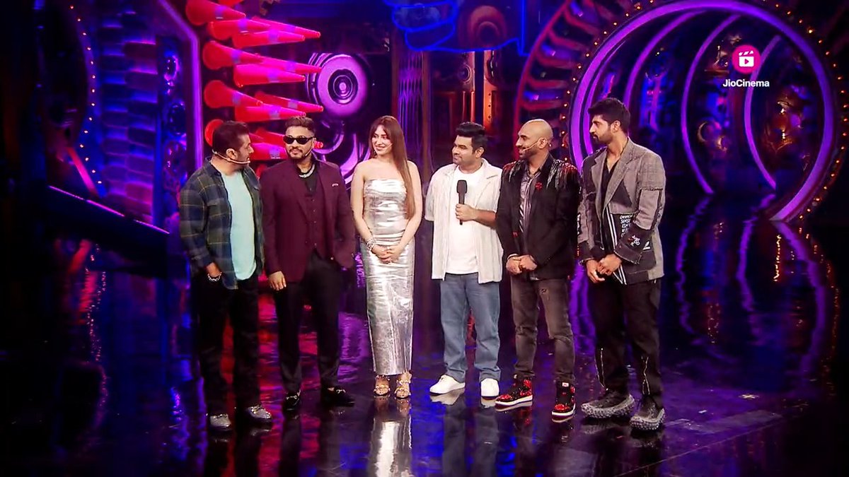 Team Bajao ne maari solid entry! Kiski lagi, kiski bachi…aur kiski baji?! Watch this episode of #WeekendKaVaar with Salman Khan tonight at 9pm. Streaming free on #JioCinema. #BiggBossOTT2 #BBOTT2 #BBOTT2onJioCinema #BajaoOnJioCinema