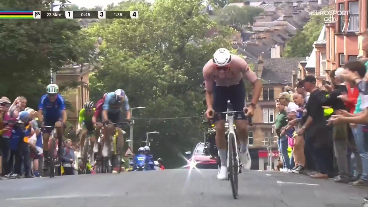 🚴🌈 | Aanval Van der Poel! Onderweg naar...? 💨💨 #GlasgowScotland2023 📺 Koers kijk je op discovery+