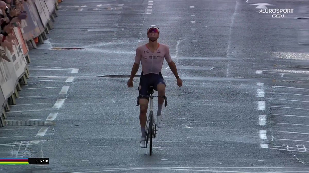 🚴🌈 | 38 jaar moesten we wachten, maar hij heeft 'm! Mathieu van der Poel is met kapotte schoen de eerste Nederlandse WERELDKAMPIOEN sinds Zoetemelk! 🥇🇳🇱 #GlasgowScotland2023 📺 Koers kijk je op discovery+