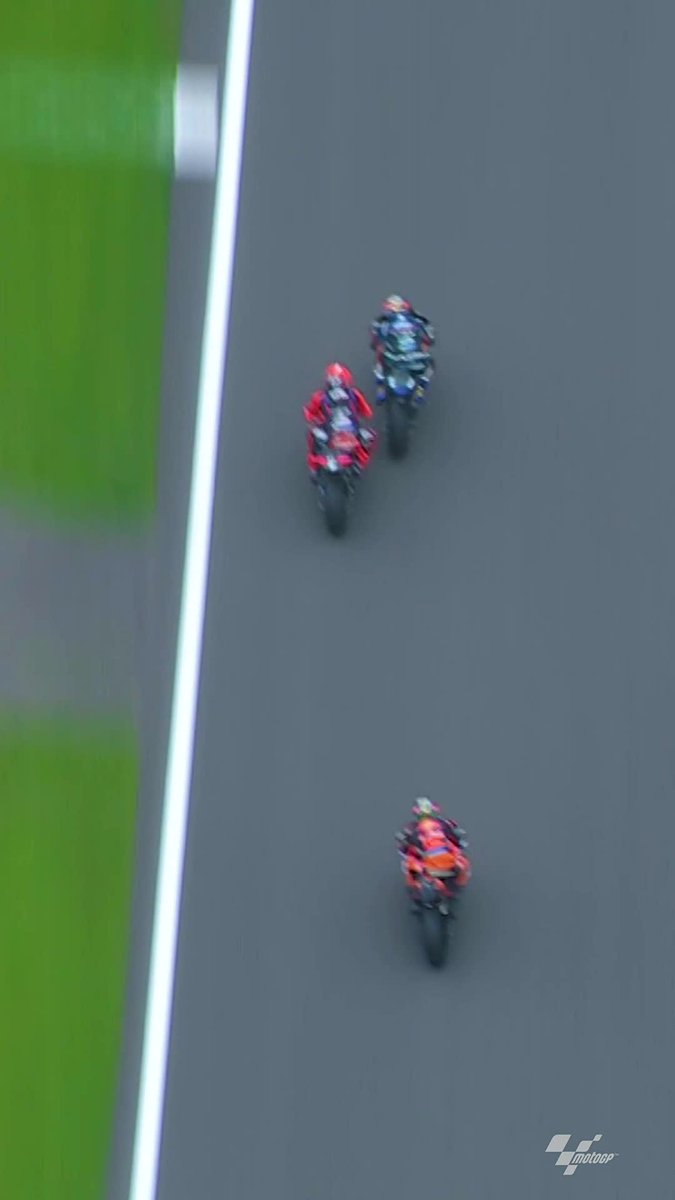 Two for the price of one! 😎 Tricky conditions didn't stop Oliveira from making this incredible double overtake to Brad Binder and Viñales! 🔥 #BritishGP 🇬🇧