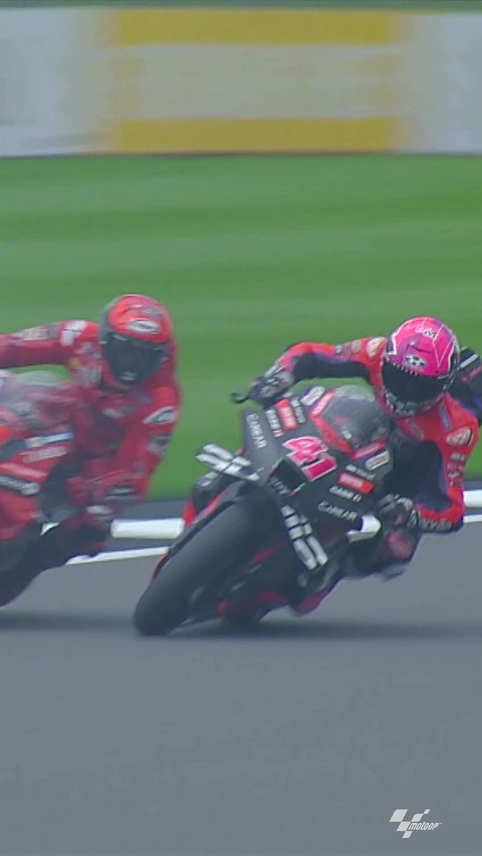 Braving the elements and his rivals! 👊 This is the superb overtake with which Aleix Espargaró has claimed his first victory of 2023! 🥇 #BritishGP 🇬🇧
